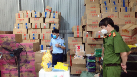 Hà Nội phát hiện kho hàng lớn bánh kẹo Cwin là sân chơi cá cược trực tuyến tại Việt Nam xuất xứ